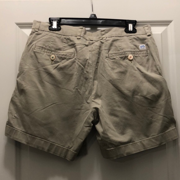 Southern Tide classic fit khaki shorts, size 33 - Picture 2 of 5